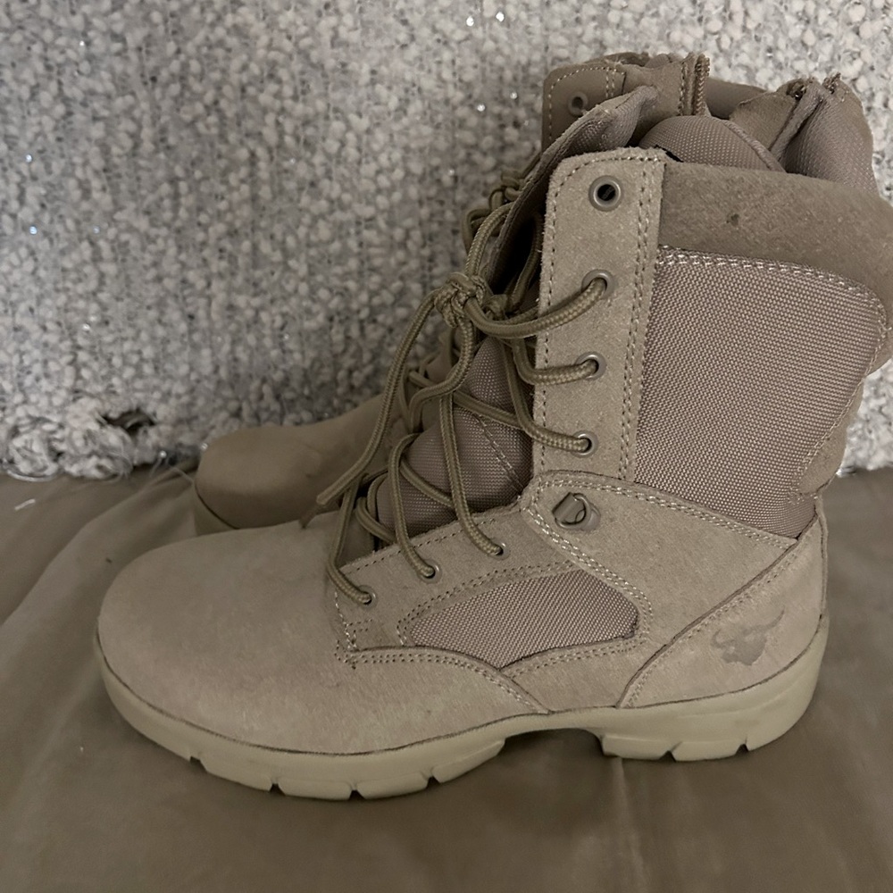 Men’s beige work boots